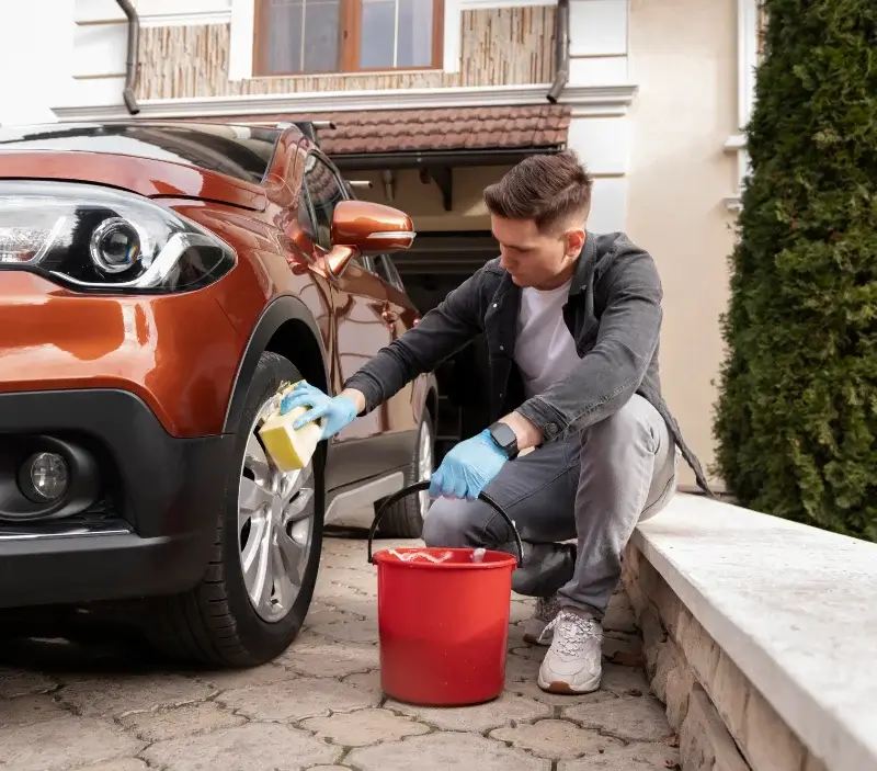 Lavage auto à domicile Saint-Malo-de-Phily : professionnel intervenant sur un véhicule